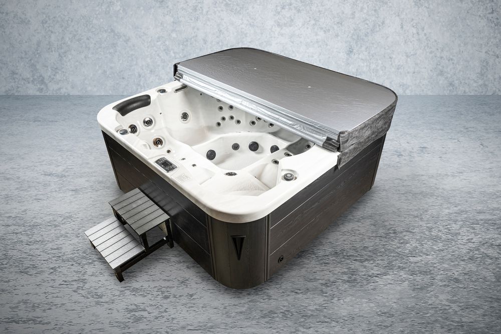 Whirlpool Arizona mit Thermoabdeckung, Klapphilfe und Treppe