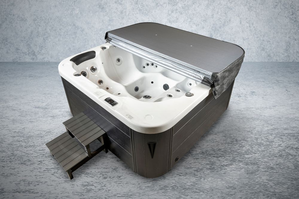 Whirlpool California mit Thermoabdeckung, Klapphilfe und Treppe