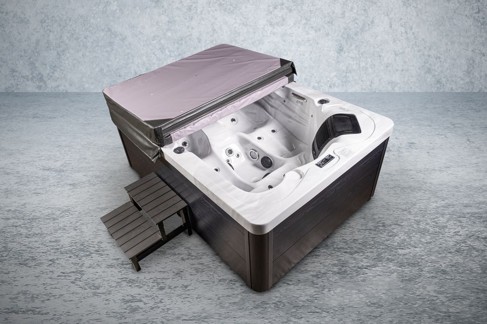 Whirlpool Florida mit Thermoabdeckung, Klapphilfe und Treppe